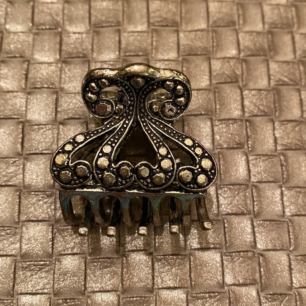 Silvertone metal hair clip